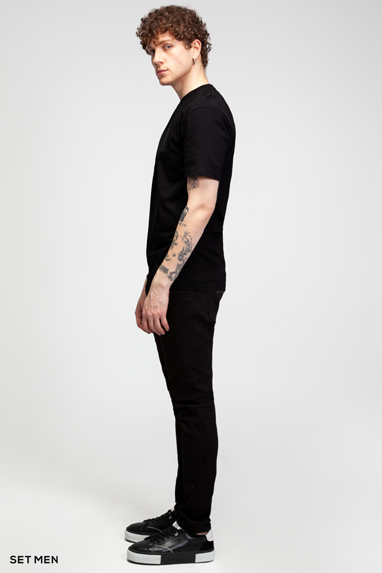 تیشرت یقه گرد مینیمال