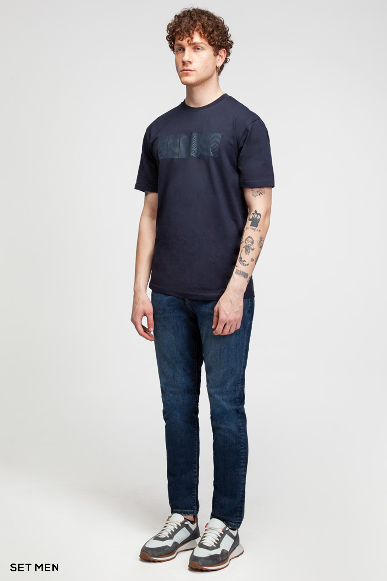 تیشرت یقه گرد مینیمال