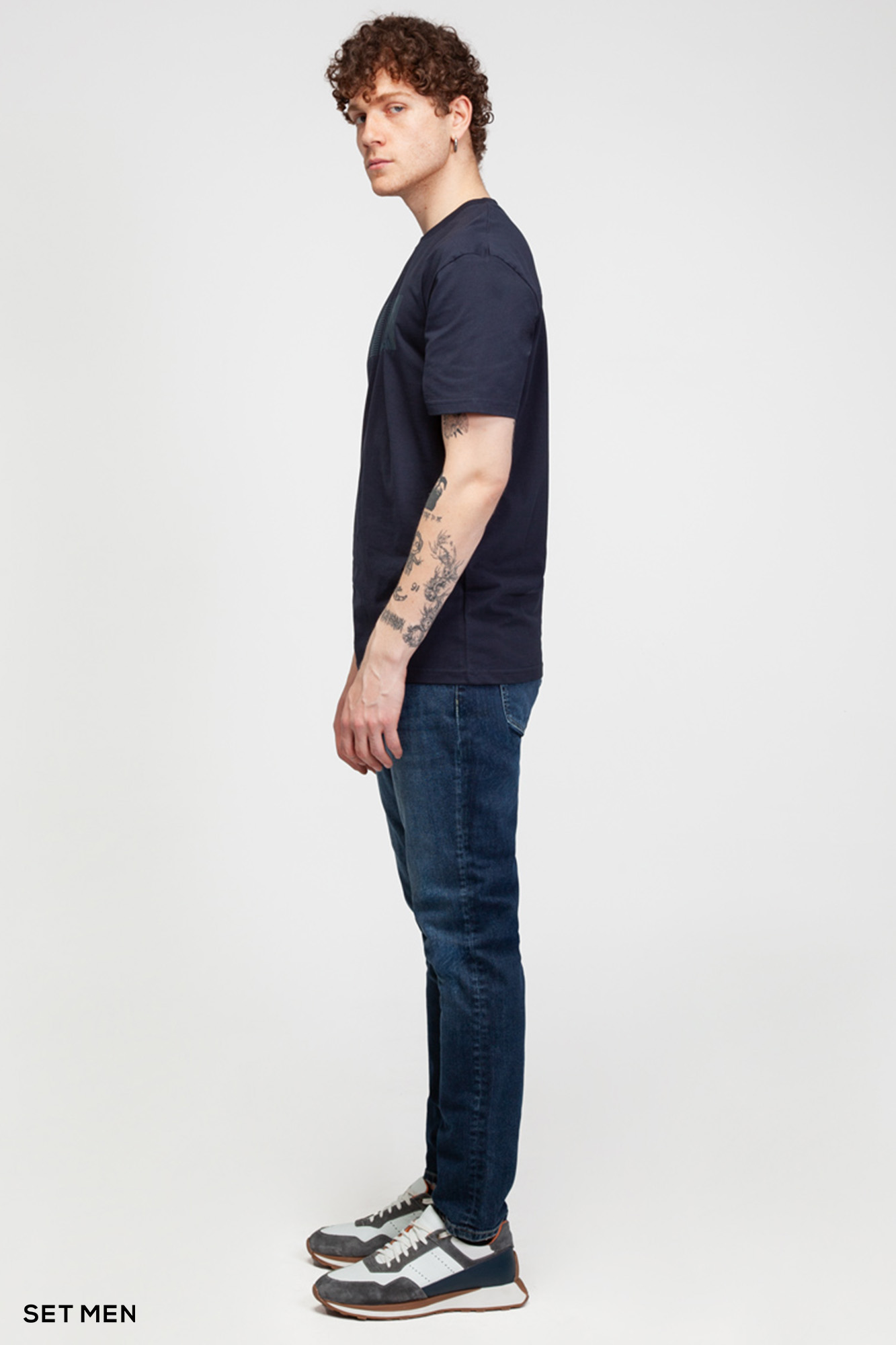 تیشرت یقه گرد مینیمال