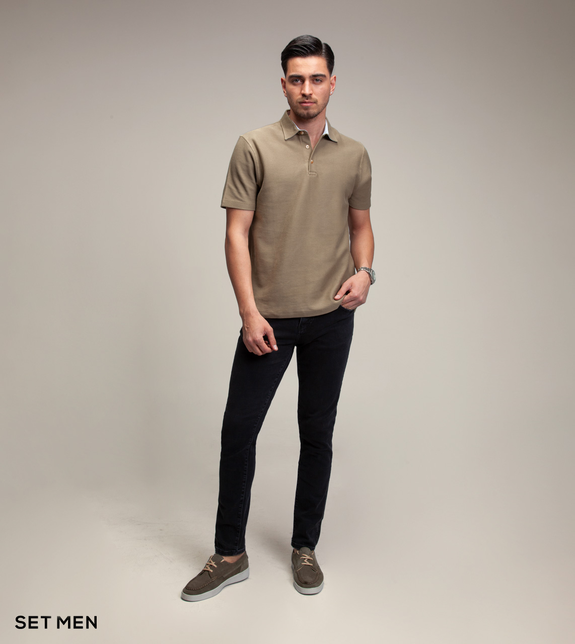 تیشرت یقه دار جناغی