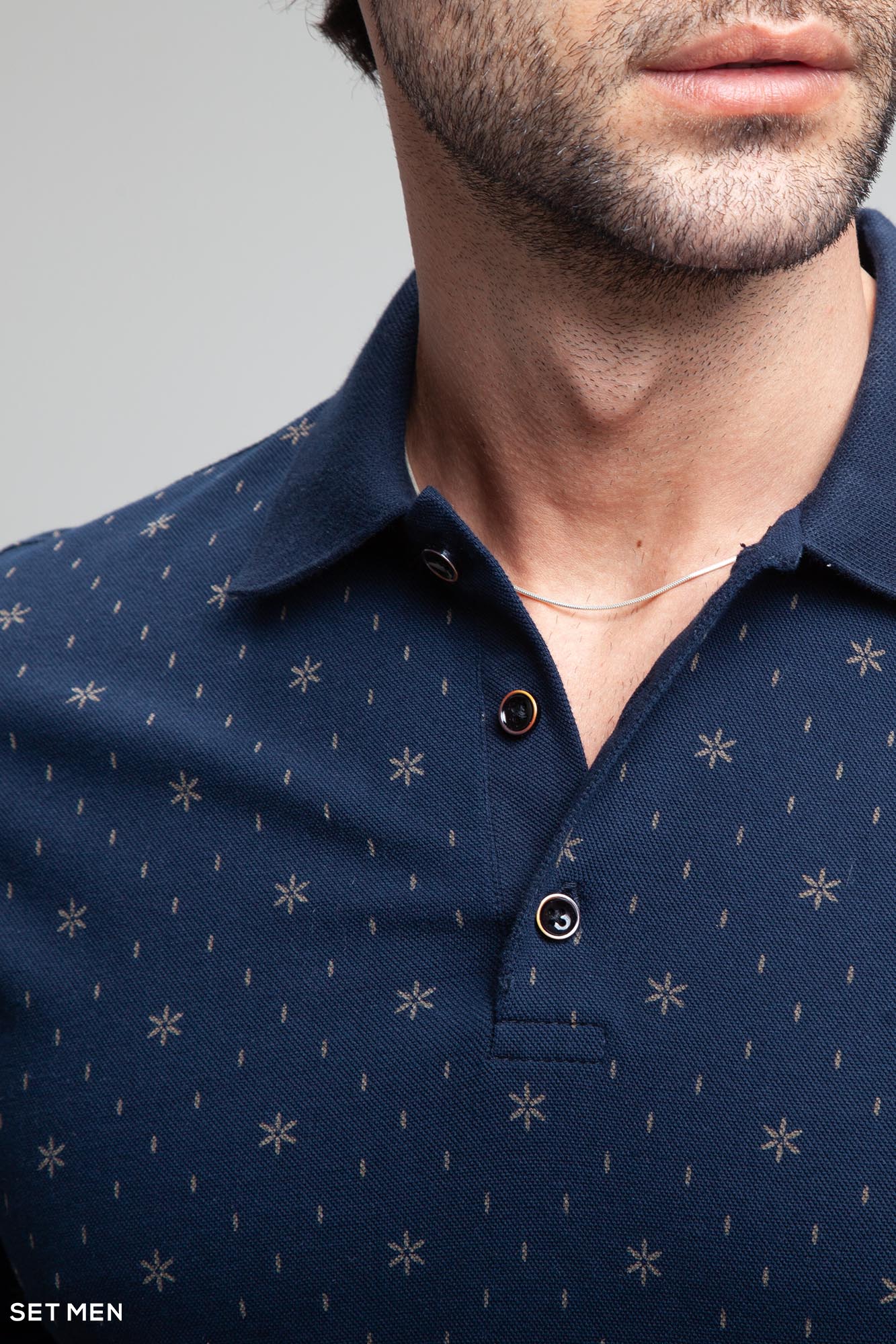 تیشرت یقه دارطرح دار